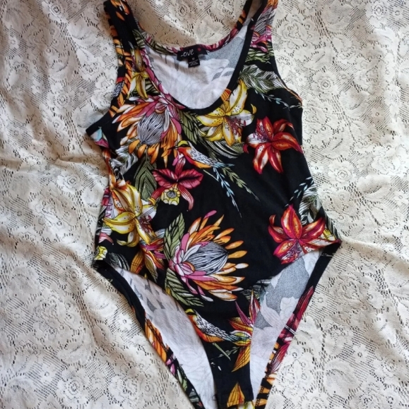 Bold black and floral print bodysuit - Picture 8 of 8